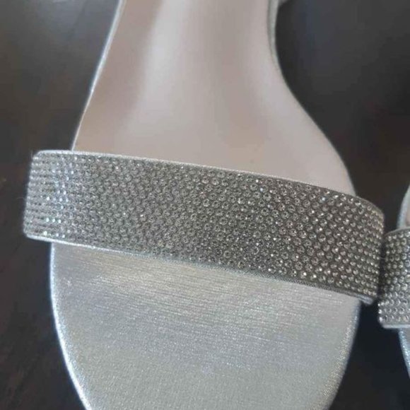 NEW Size 7.5 Silver Open-toed Shoe - Picture 5 of 5